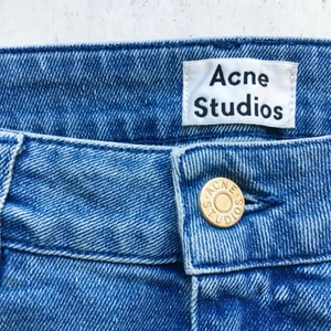  - Acne jeans, låg midja och raka ben. Sitter sjukt snyggt men jag använder de alldeles för sällan tyvärr. Nypris 1500:- 