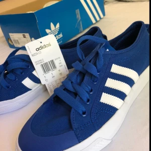  - Adidas nizza lo  Helt nya o aldrig någonsin använda. Du betalar frakten:) 
