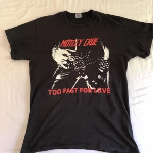  - Motley Crue  To Fast For Love   Tröjan är hel o fin o knappt  Du står för frakten