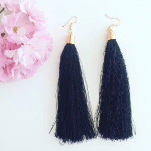  - Svarta örhängen med toffsar! 14cm räknat från örat och ner. Fraktar mot betalning (10kr)