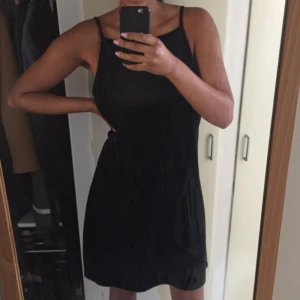  - Superfin somrig svart ribbad klänning från Monki. Sparsamt använd. 228 kronor inkl frakt ☀️ avhämtning i Hägersten, Stockholm.