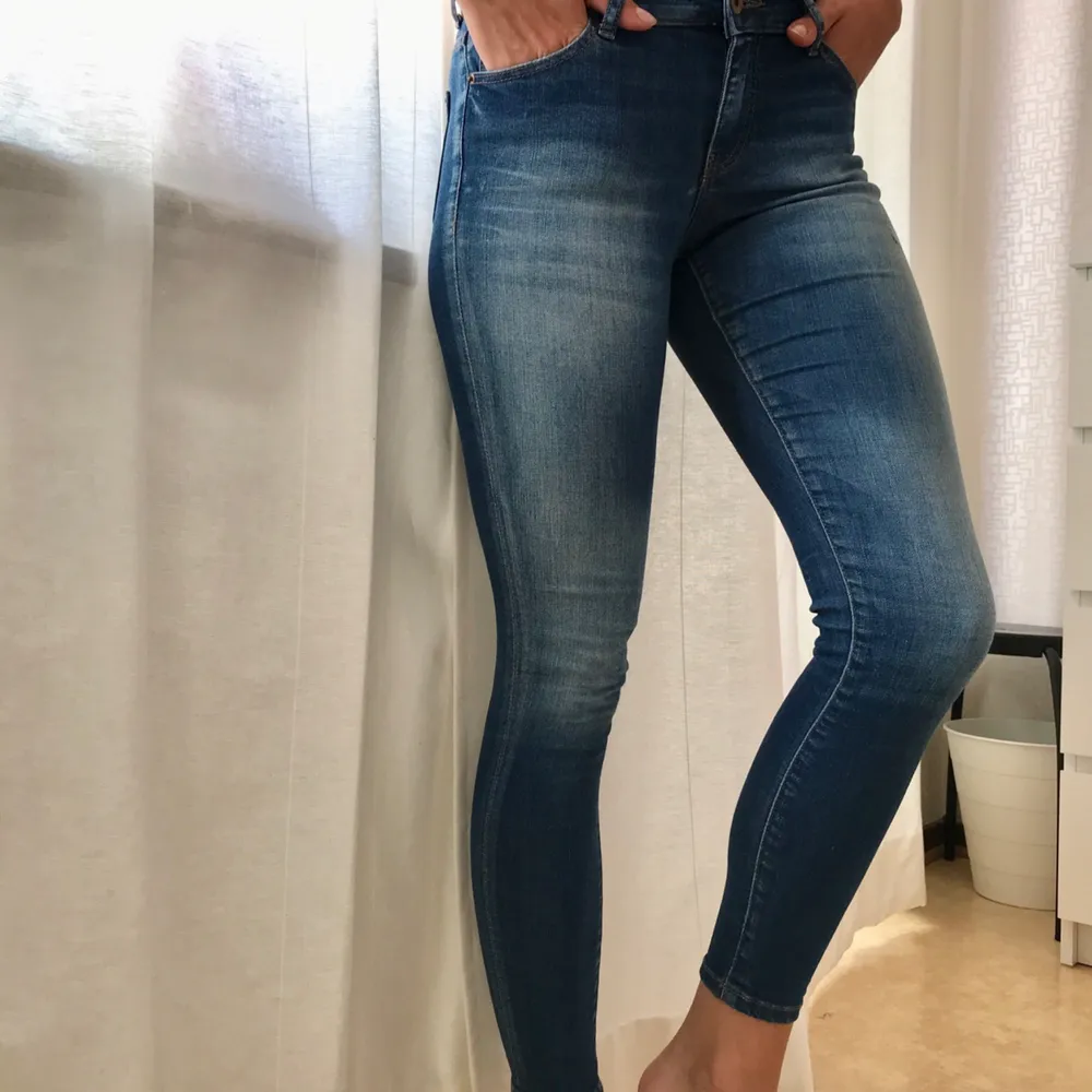 Ett par klarblå jeans från Zara i storlek 34. Modellen heter ”skinny ankle fit” och de är ganska stretchiga.   Vid ev. frakt tillfaller detta köparen. Tips om du måste frakta, köp fler plagg på samma gång! Se min sida 👍🏻. Jeans & Byxor.