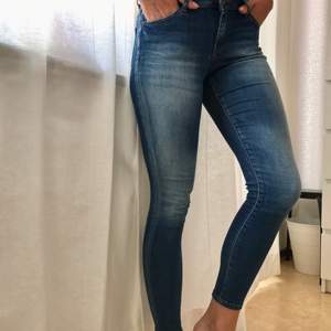 Ett par klarblå jeans från Zara i storlek 34. Modellen heter ”skinny ankle fit” och de är ganska stretchiga.   Vid ev. frakt tillfaller detta köparen. Tips om du måste frakta, köp fler plagg på samma gång! Se min sida 👍🏻
