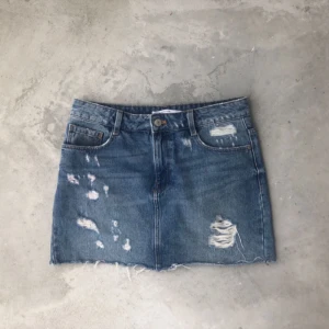  - Knappt använd jeanskjol från Zara säljes. 