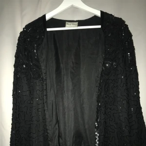  - Snygg svart tunnjacka! Det är som en blazer hade jag sagt och är lite oversized vilket ger den en sådan cool look! Har tröttnat på den så därför säljs den! Andvänd typ två ggnr