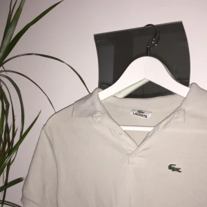  - Lacoste tröja Ljus beige märkeströja i bra skick, passar även mindre storlekar. Kan mötas upp eller skicka :)