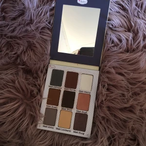  - Superfin palett från the balm, sparsamt använd, vissa färger oanvända. Superbra pigment!!