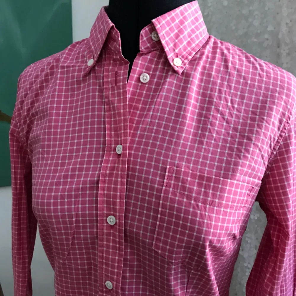 Rutigrosa skjorta ifrån Gant. Storlek XS. Endast använd ett par gånger. Priset är inkl frakt!👩‍🌾🍄🌵☀️. Skjortor.