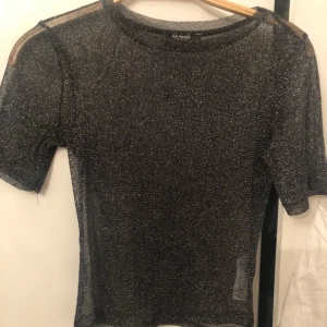  - Skitnsygg och oanvänd glittertröja säljes! Från Zara, storlek: S.  
