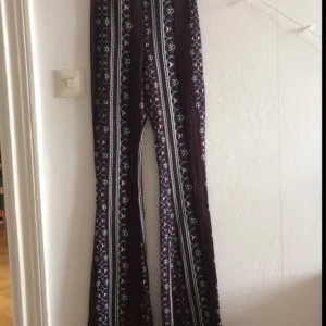  - Utsvängda festivalbyxor från HM. Oanvända. High waisted med resår i midjan. Kan mötas upp.