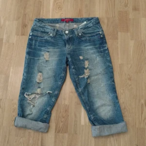  - Knäkorta jeans från Gina Tricot.  Tar Swish
