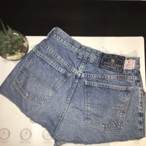  - Jeansshorts köpta här på plick, men de var tyvärr för små :((  Köparen står för frakt 🌹