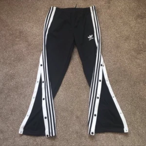  - Säljer mina adidas byxor i fint skick eftersom att de är för stora för mig!