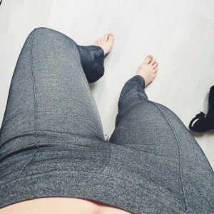  - Ett par älskade stretchiga, vida kostymbyxor säljs pga för små. Lite nötta men fortfarande superfina! Frakt tillkommer