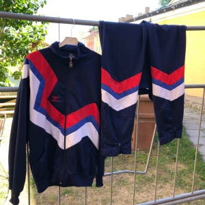  - Vintage 80-tal träningsoverall från Bagheera i trevligt skick. Resåren i byxorna dåliga men det finns snöre. Kan hämtas i Uppsala eller skickas för 58 SEK