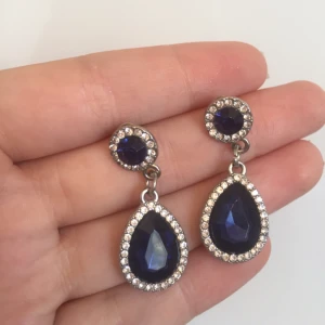  - Lily and rose liknande örhängen i mörkblått🌸 pluppar att sätta bakom följer med!