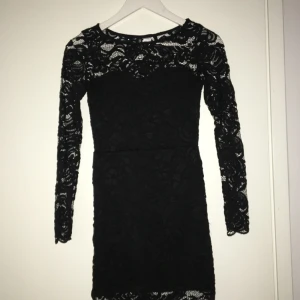  - Snygg svart spets klänning. Passar bra till fest eller bal. Har en väldigt fin passform då den är tillräckligt stretchig för att framhäva kurvor :)