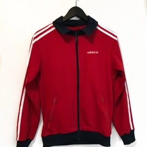  - Denna tröja är aningen oversize, dvs inte jättetight fit. Är mer en S-liten M. Använd fåtal gånger!