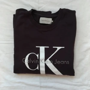  - Calvin Klein tjocktröja, storlek XL.  Jag har haft den som en oversize tjocktröja och är normalt M/L.