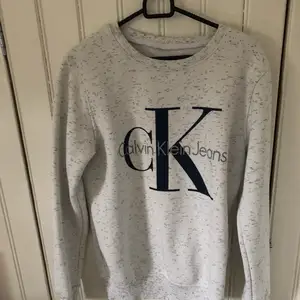 Calvin Klein sweatshirt i nyskick 