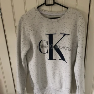  - Calvin Klein sweatshirt i nyskick 