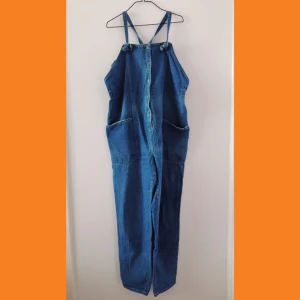  - Supersnygga hängselbyxor som tyvärr är för stora för mig så säljer dem vidare. Strl 42-44, men tror de är rätt loosefit för även en som har storlek L.  Frakt ingår i priset. ✨