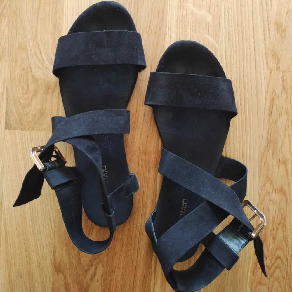 Supersöta sandaletter från H&M. 50 kr + frakt, kan mötas i Linköping 😊. Skor.