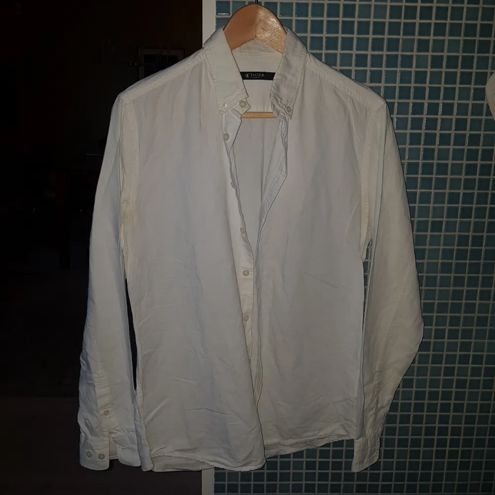 1. Helvit tiger of sweden  2. Mer eller mindre oanvänd linne skjorta från Ralph Lauren 3. Helt oanvänd skjorta från Hackett london  400kr/styck. Skjortor.