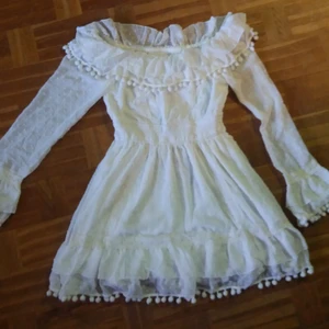  - Aldrig använd klänning i en storlek Small. Elastisk midja.  Kommer ifrån Japan och är därför väldigt kort. Rekommenderar ett par tjocka tights eller shorts under.