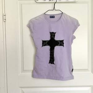 Cool t-shirt köpt från second hand butik i London. 50kr + frakt eller mötas upp i Stockholm 