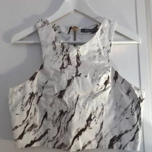  - Fin topp med marmorprint fra Gina tricot 