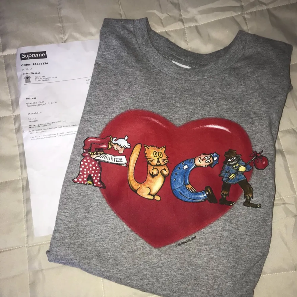 Supreme Fuck Love (heart) Tee i färgen Heather Grey i jättefint skick, som oanvänd! Original plastpåse och kvitto medföljer. Storlek M men är oversized. Kan mötas upp i Stockholm annars tillkommer frakt.. T-shirts.