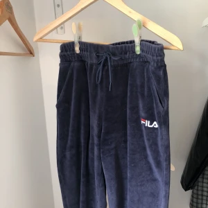  - Fila mjukisbyxor i sammet likande tyg! Super mjuka och gosiga. Frakt ingår ej