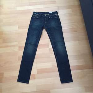 Snygga jeans från replay i modellen ”rockxanne”, passar även w26 då de är lite stora i storleken! Fler bilder kan skickas, dyra vid inköp, kostade ca 1600kr!