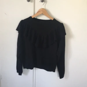  - Svart tjocktröja med volanger från monki! Väldigt lite använd! Köparen betalar frakt