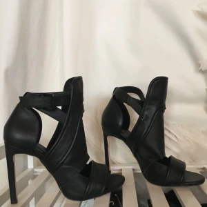  - Skitsnygga TIGER OF SWEDEN klackar. ÄKTA LÄDER. Nyskick! Endast använda utomhus en gång! Snygg ”biker” inspirerad modell, med peeptoe och bra snörning runt ankeln. Så passar både 36-36,5-37.  Klacken är ca 9cm  Köpta för ca 1700kr säljs för 1200kr eller högst bjudande.  Passar inte min stil längre så de får gå 💔 Möts helst upp men kan skicka om du betalar frakt :)