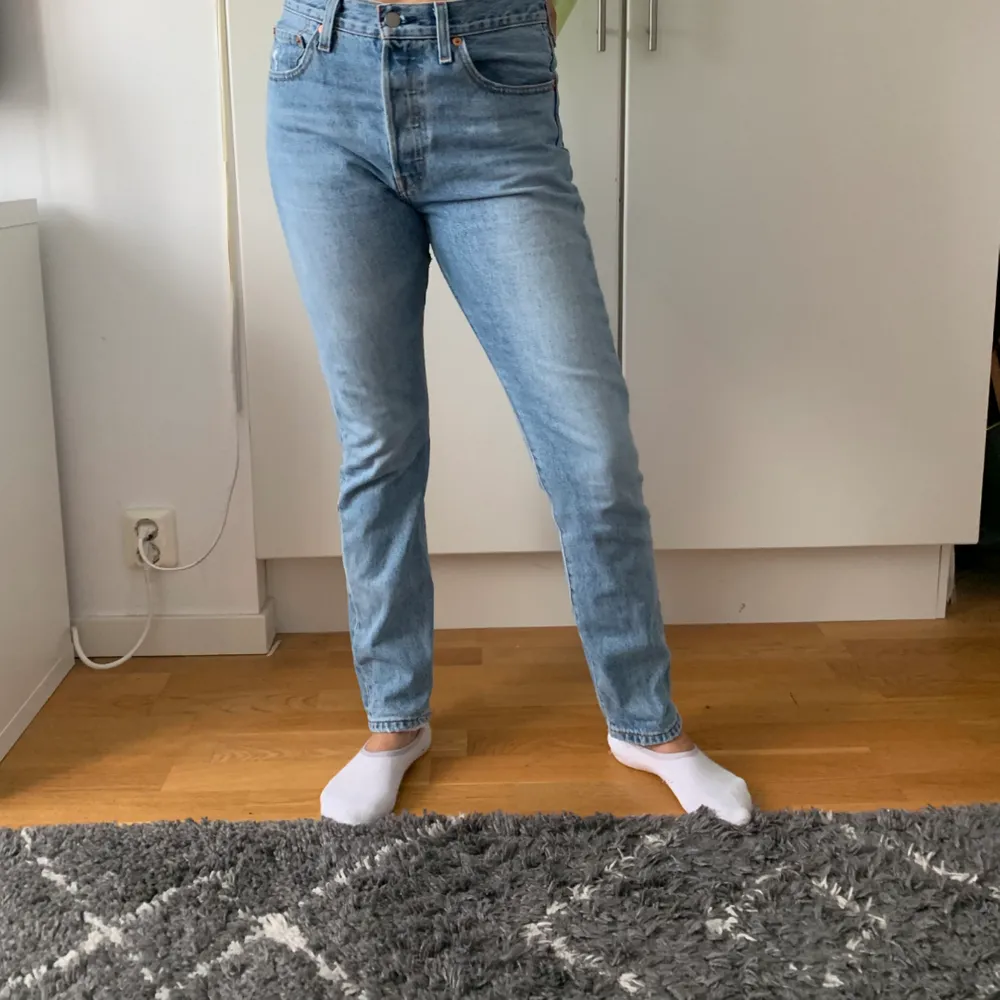 Ett par nästan intill oanvända jeans från Levi's. Modellen är 501 skinny. Bra skick! Köpa i en levis butik i USA. Köpta för 800kr. Jag ä 171cm och de är bra längd!!. Jeans & Byxor.