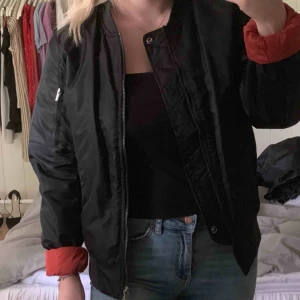  - Bomberjacka från märket crocker, inte använd så mycket så väldigt bra skick. Orange insida vilket gör att ärmsluten blir orangea om man viker upp dem. Ficka på ärmen, innerficka och även två stycken vanliga fickor.