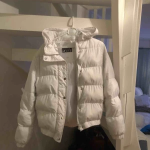 - Säljer en vit vinterjacka i storlek s, hör av dig om du är intresserad💓💓💓