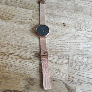  - Dam klocka med svart urtavla och guldiga detaljer och kedja. Oanvänd.