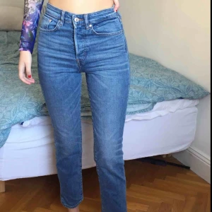  - Sköna, högmidjade, raka o stretchiga jeans. Sitter bra utan skärp. Möts på södermalm. Frakt +79kr 💞💞💞