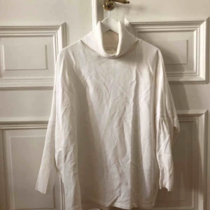  - Vit sweatshirt med polo från cos. Kan mötas upp i Gbg, annars tillkommer frakt✨