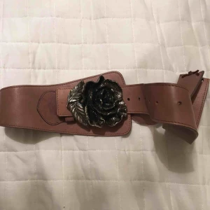  - Fräckt bälte med en ros av metall. Luca e alessandro
