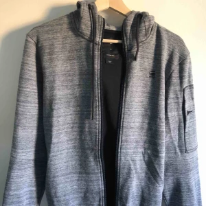  - Otroligt snygg ziphoodie från g-star, väldigt bra skick, nypris 1599kr. Bild 2 är passformen på mig som är ganska smal och 173cm. Snygg detalj med en diskret ficka på armen förslutningsbar med 1 knapp.