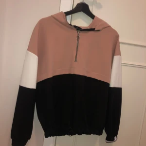 Hoddie - Säljer en superfin hoddie med dragkedja i kragen💕