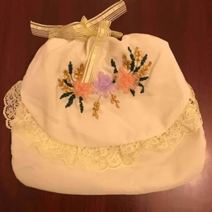  - Handgjord påse med blommiga detaljer. T ex till underkläder eller stumpor. 