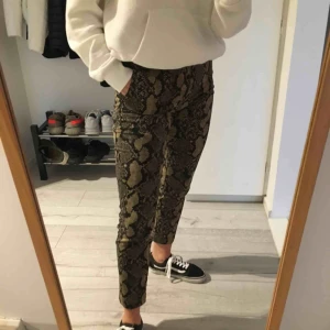  - Skitsnygga ankelkorta byxor från hm med ormskinnsprint. 60% shell 30% bomull. Sköna och stretchiga. Använda 2 gånger. 