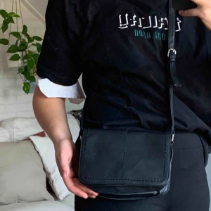  - Sparsamt använd axelväska. Finns att hämta i Åkersberga eller frakt 30kr :)