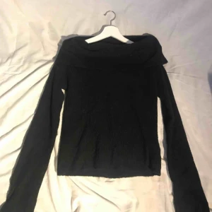  - Svart woolblend tröja från bikbok i strl XS. Pris 40kr + frakt 