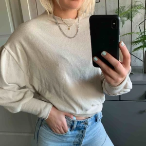  - En fin beige tröja som är väldigt fin och i bra skick!  Lite större i ärmarna 